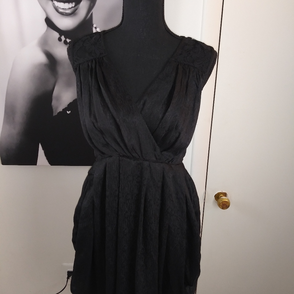H&M sleeveless little black dress with lace back - Picture 4 of 4